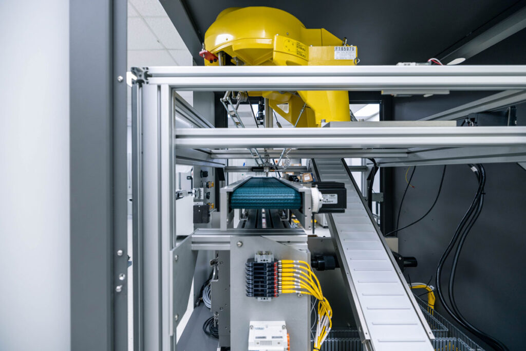 automated-laser-system-with-conveyors-and-robot-1024x683.jpg